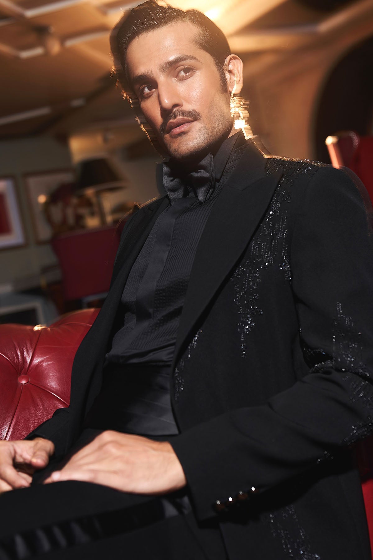 Noir Rhythmic Peak Lapel Tuxedo Set