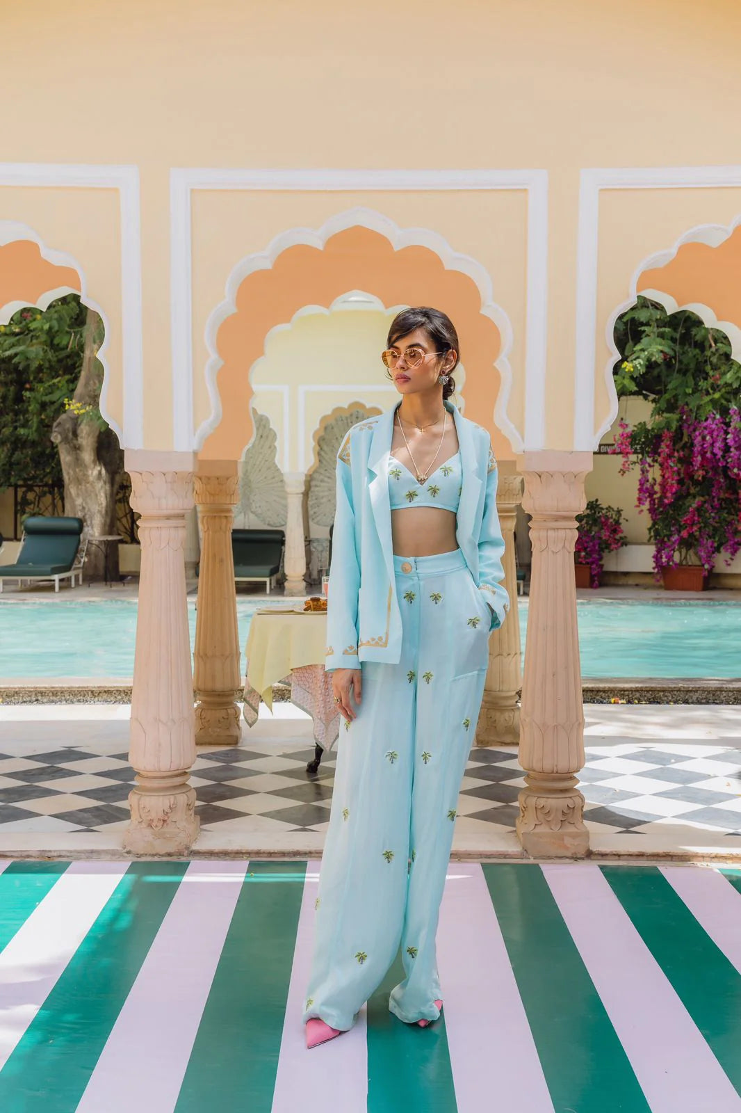 PALM TREES ON A SUMMER DAY SET