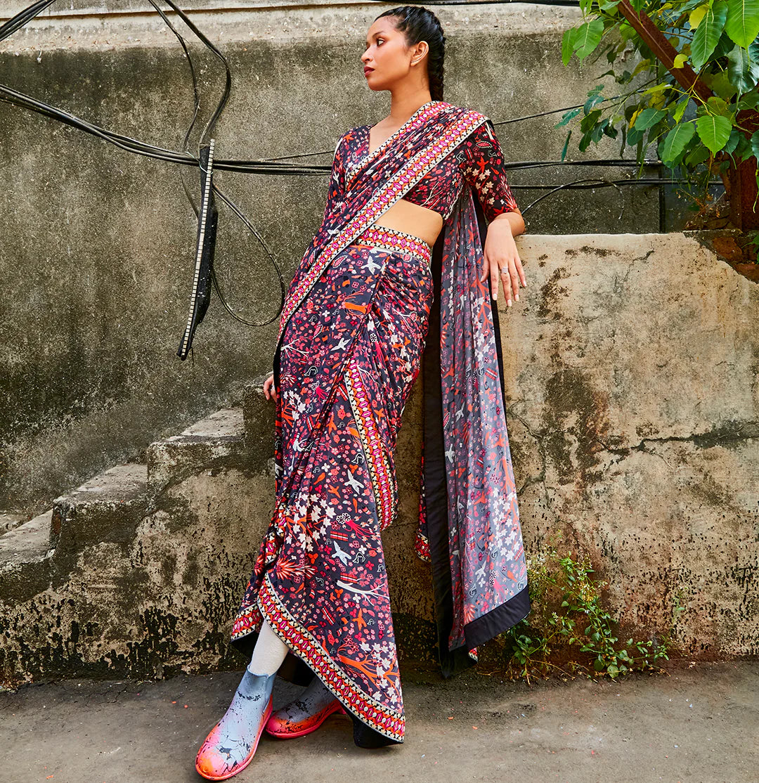 CONCRETE JUNGLE PRINT CASCASE SAREE TEAMED WITH KOLI BLOUSE