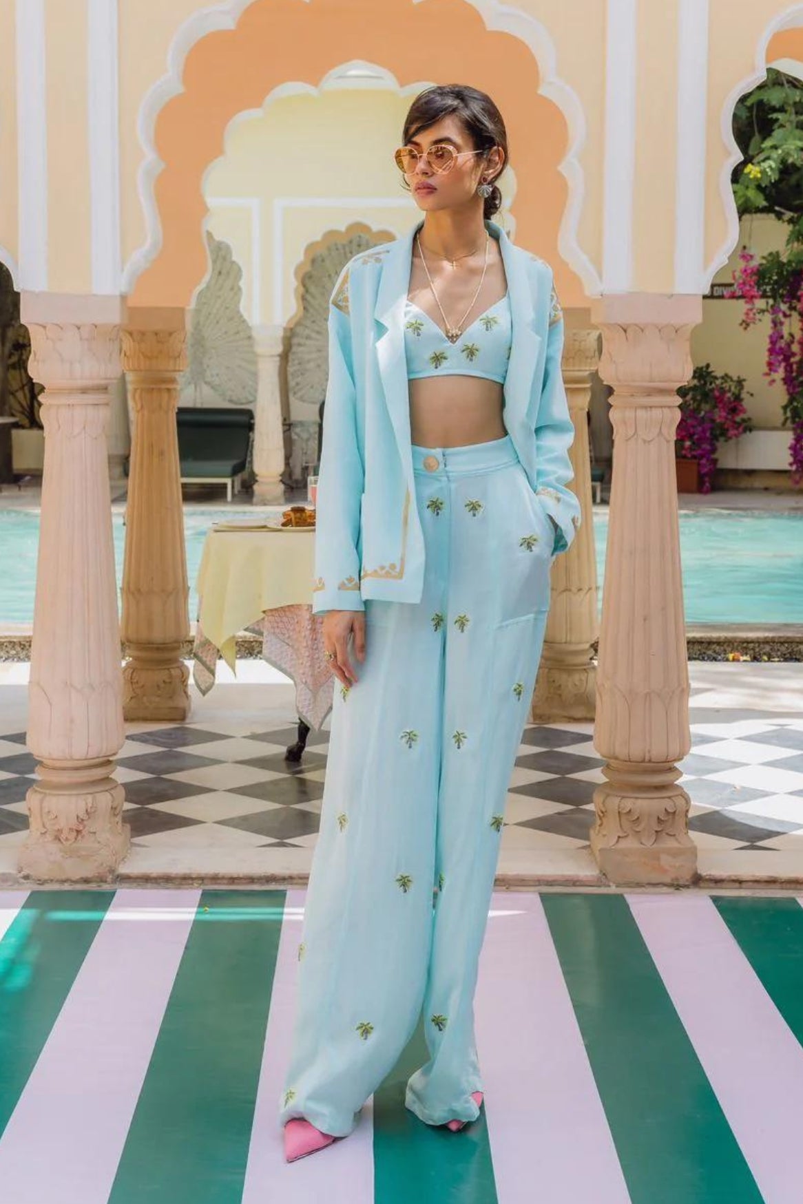 PALM TREES ON A SUMMER DAY SET