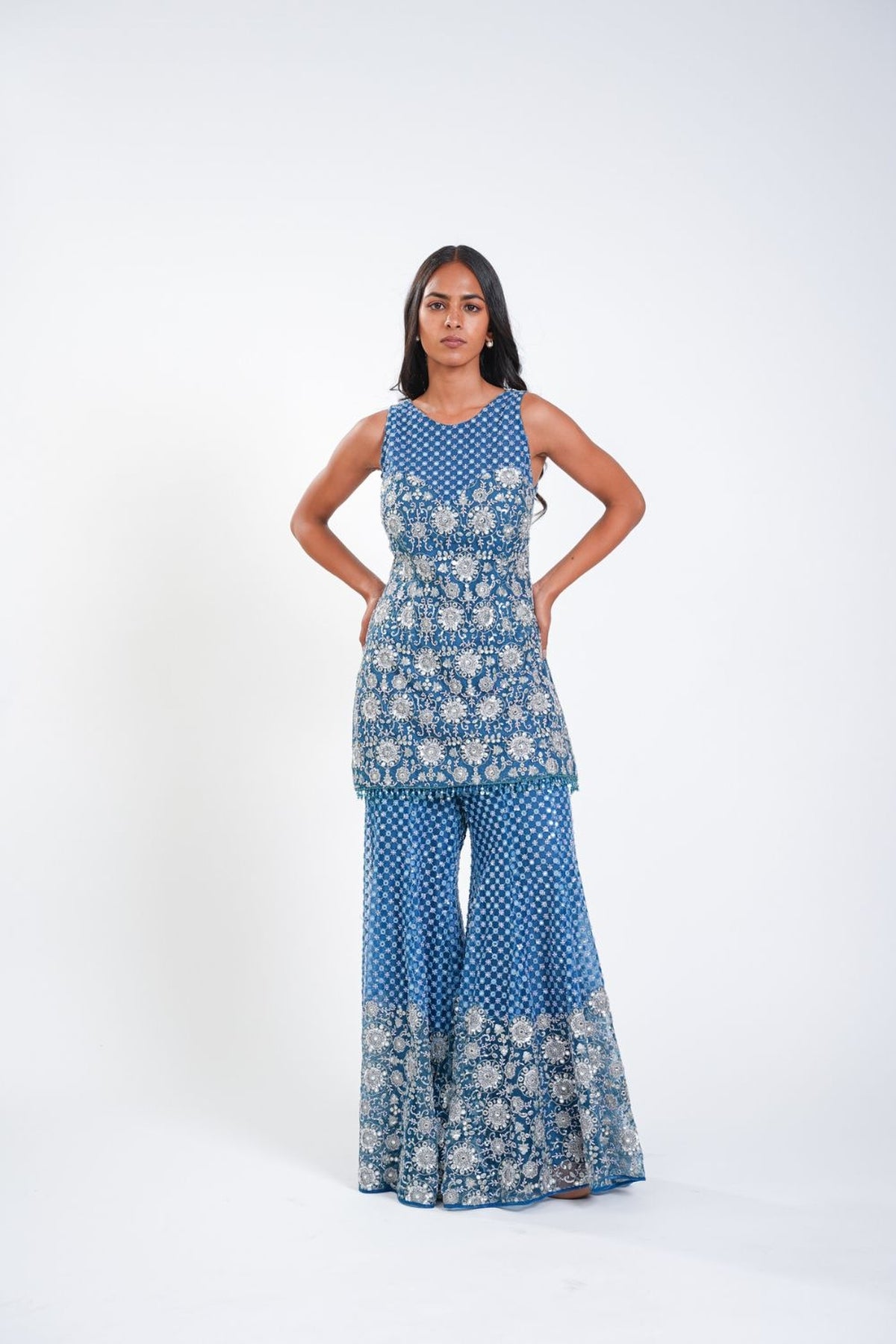SLEEVELESS BACKLESS TUNIC