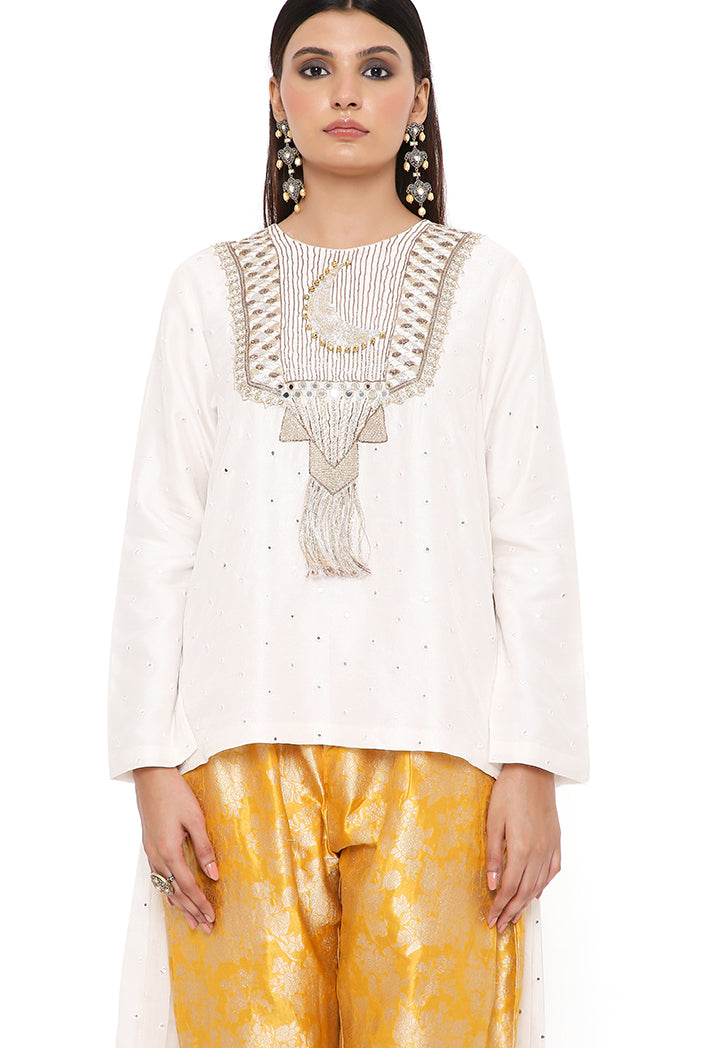 CHAANTARA OFF WHITE ABLA SILK EMBROIDERED HIGH LOW KURTA WITH MUSTARD BROCADE CONSTRUCTED PANTS