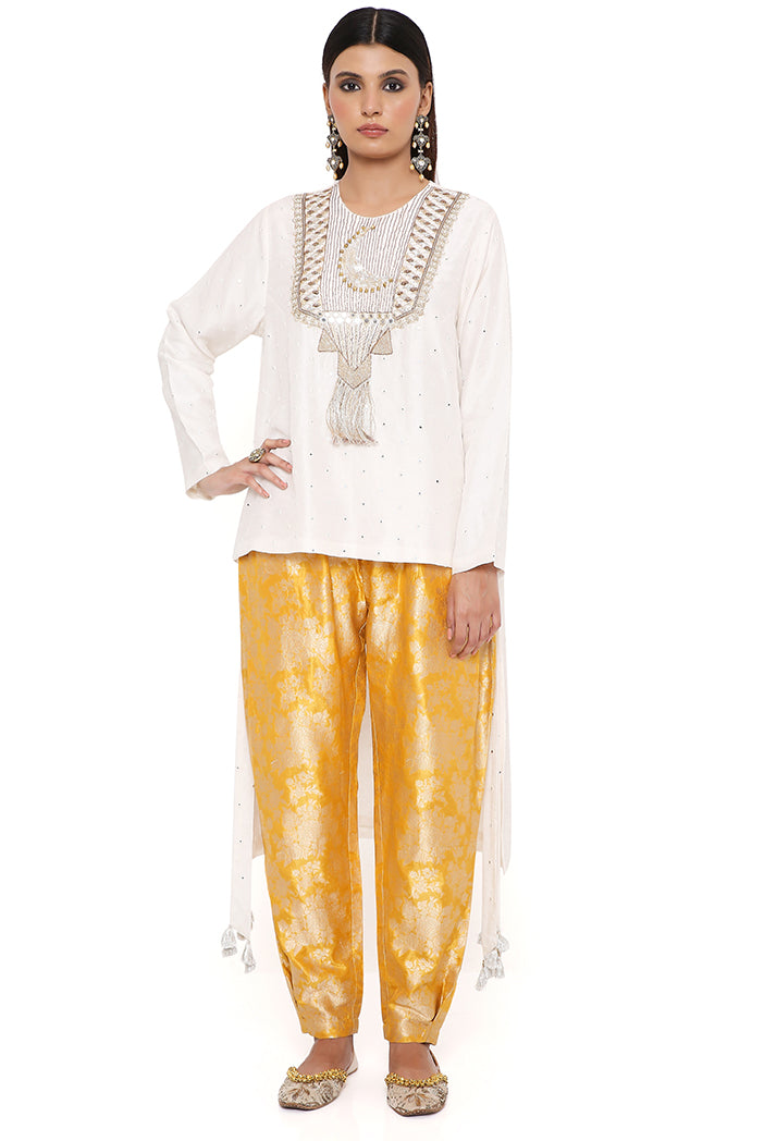 CHAANTARA OFF WHITE ABLA SILK EMBROIDERED HIGH LOW KURTA WITH MUSTARD BROCADE CONSTRUCTED PANTS