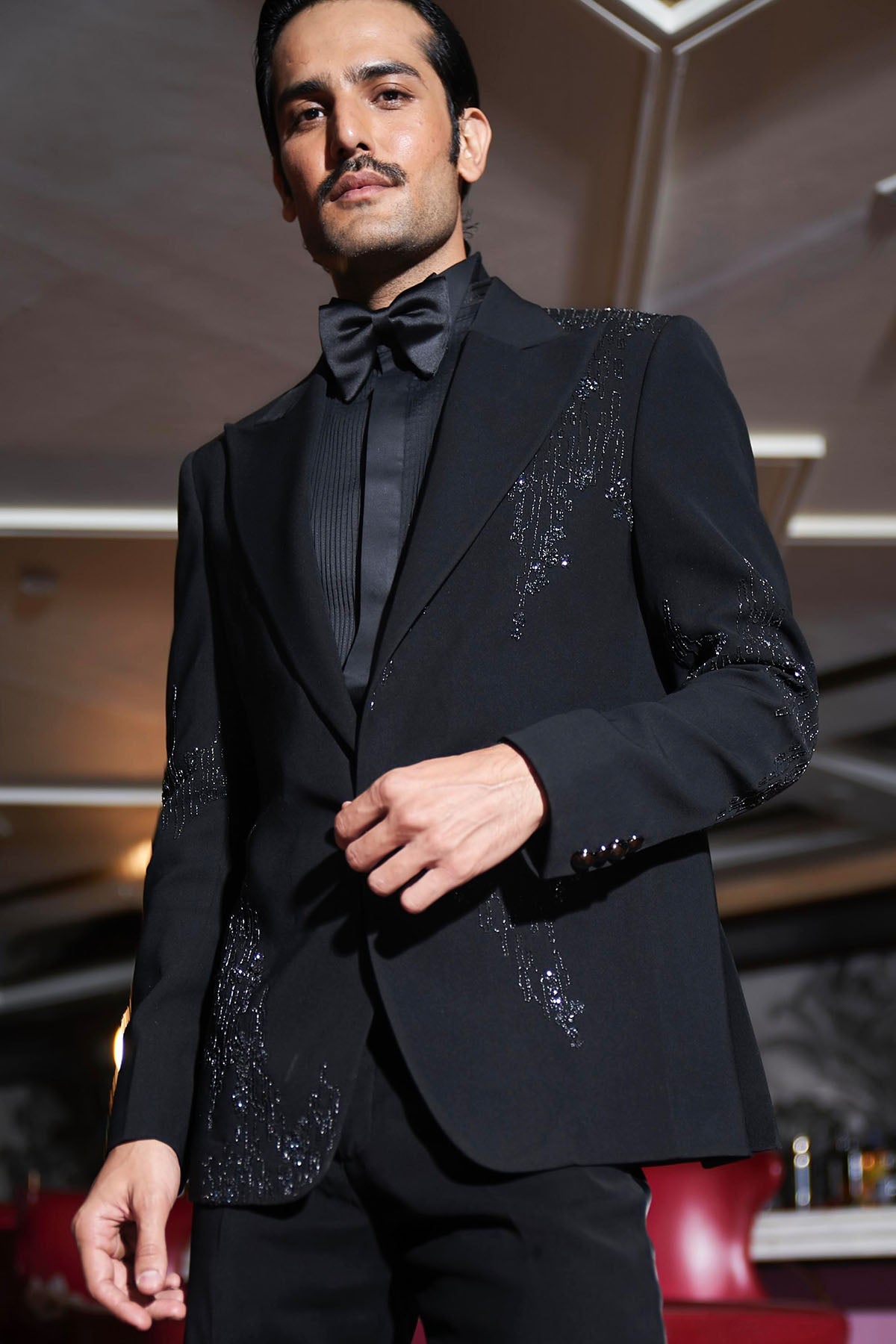 Noir Rhythmic Peak Lapel Tuxedo Set