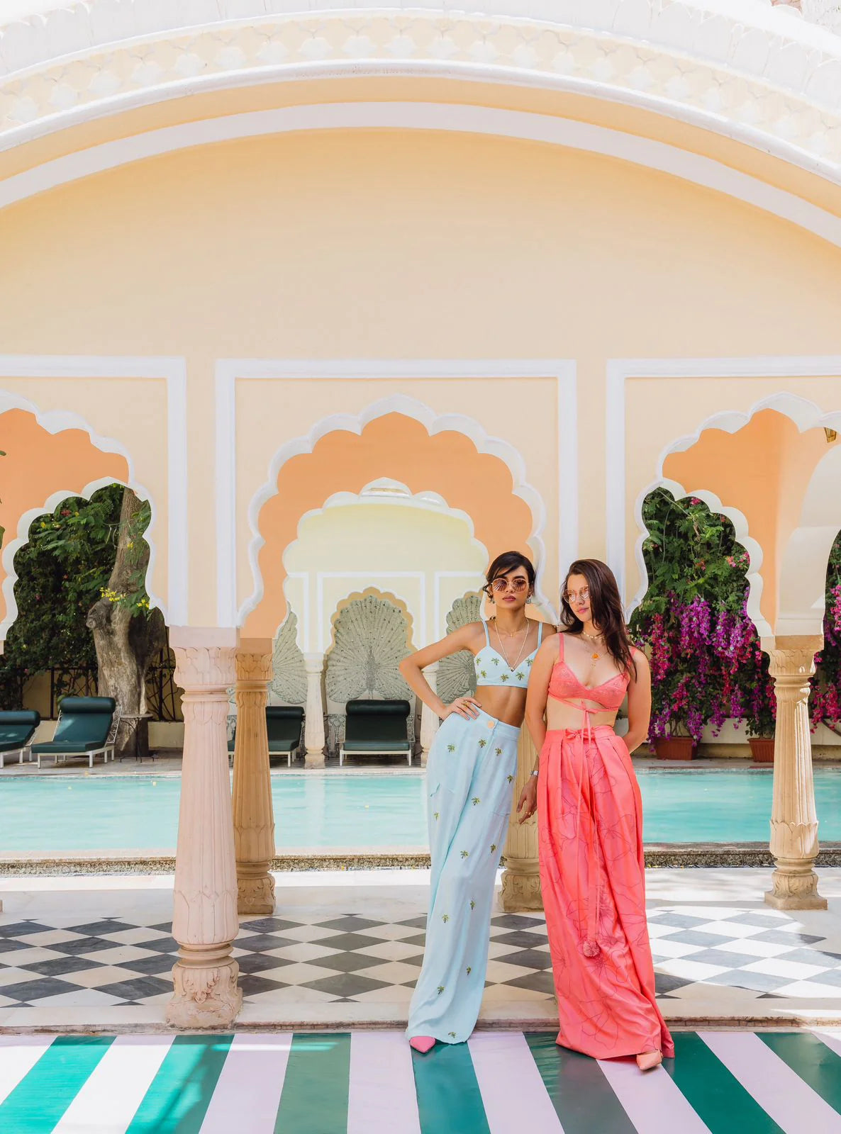 PALM TREES ON A SUMMER DAY SET