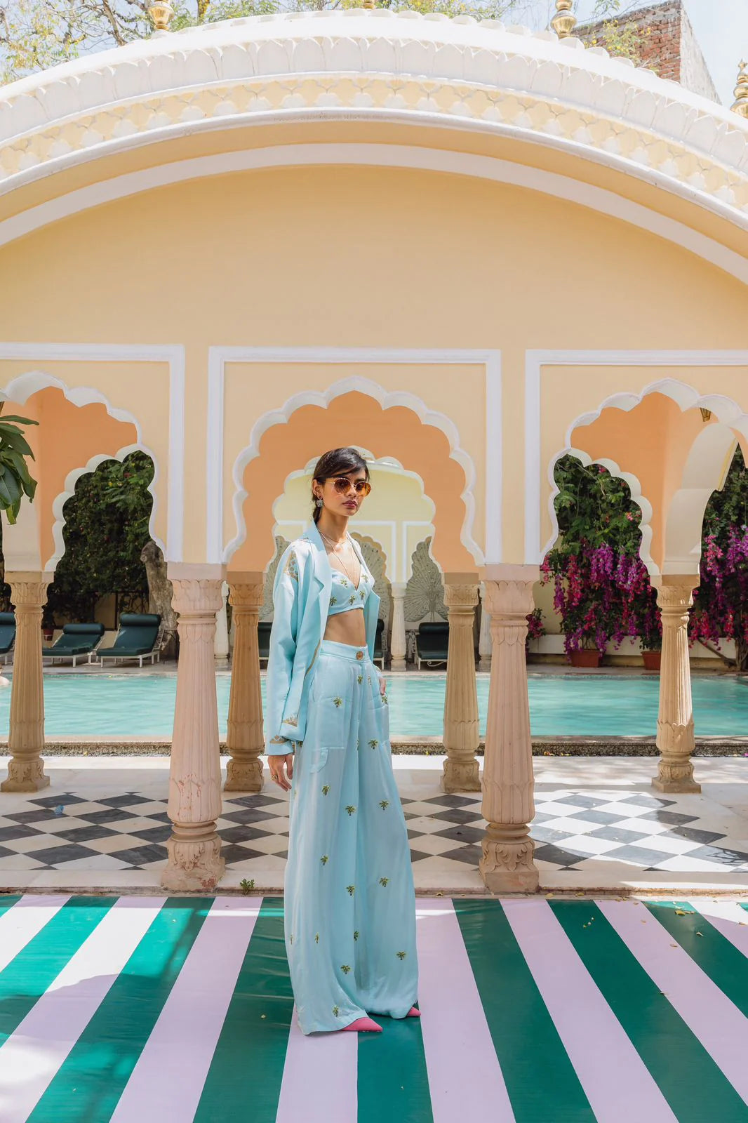 PALM TREES ON A SUMMER DAY SET