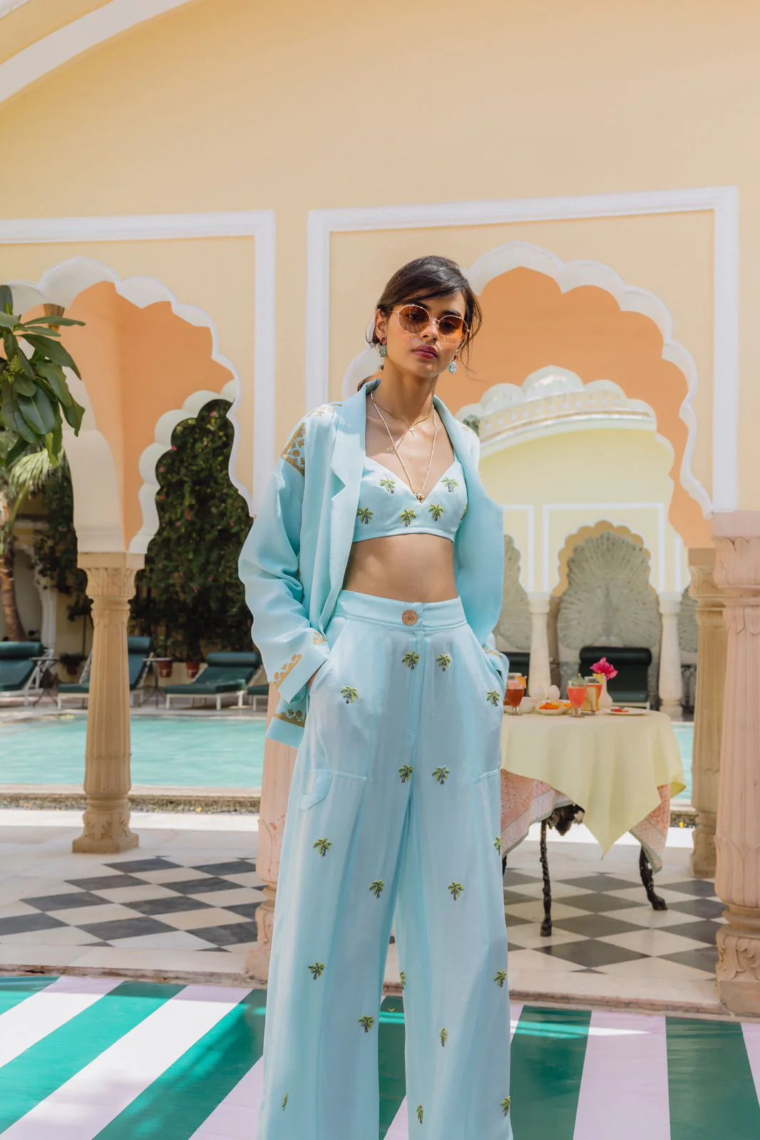 PALM TREES ON A SUMMER DAY SET