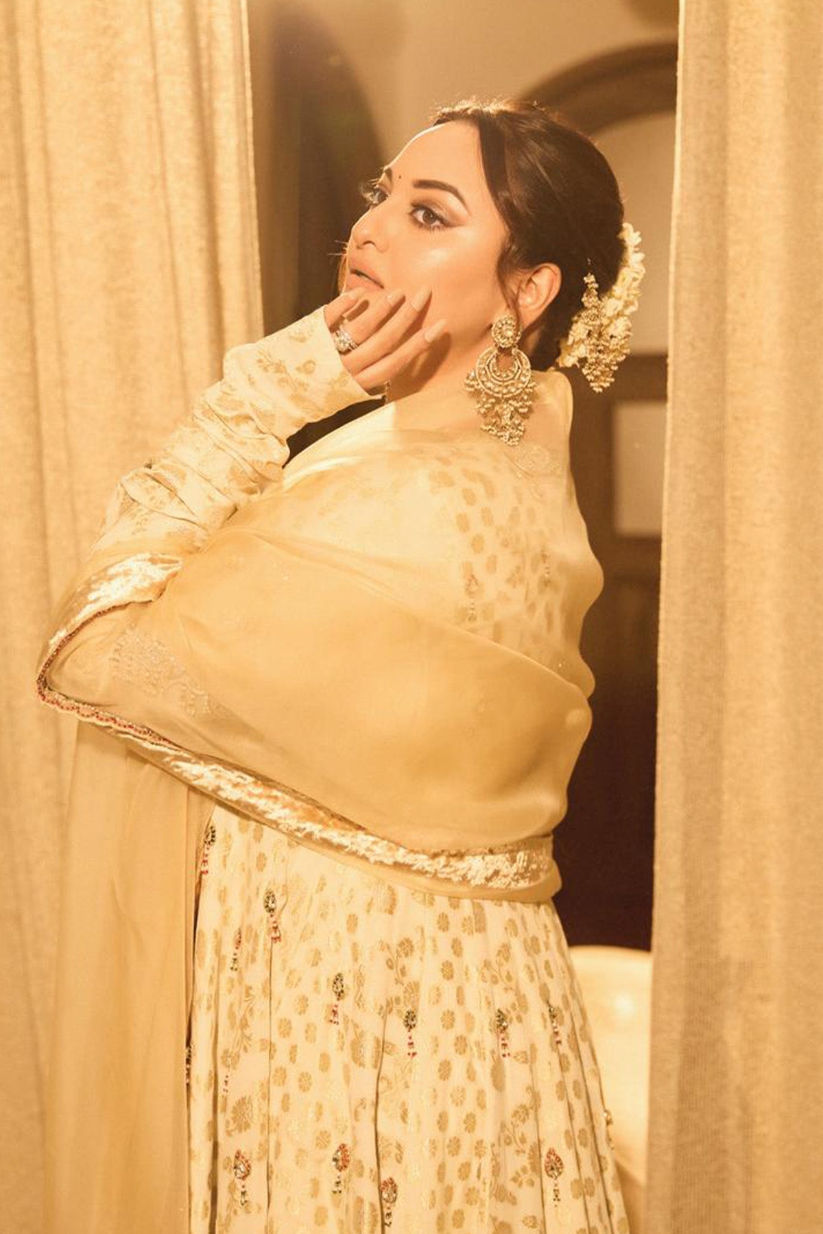 Sonakshi Sinha in Noor-e-zari Anarkali Set