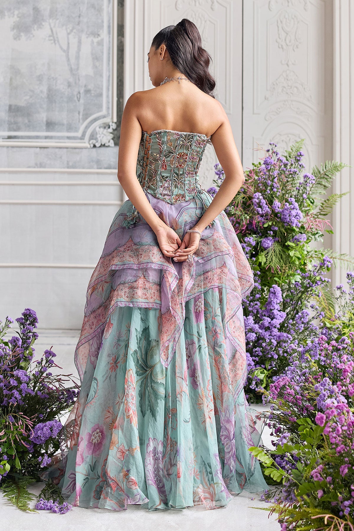 Manushi Chhillar in Shakira