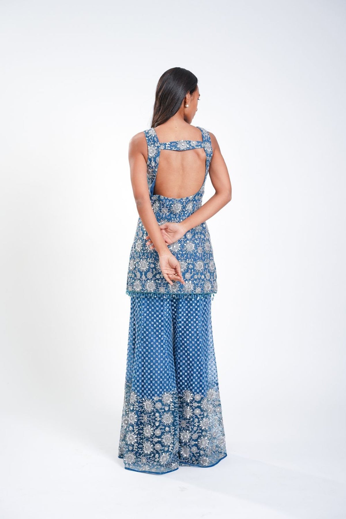 SLEEVELESS BACKLESS TUNIC