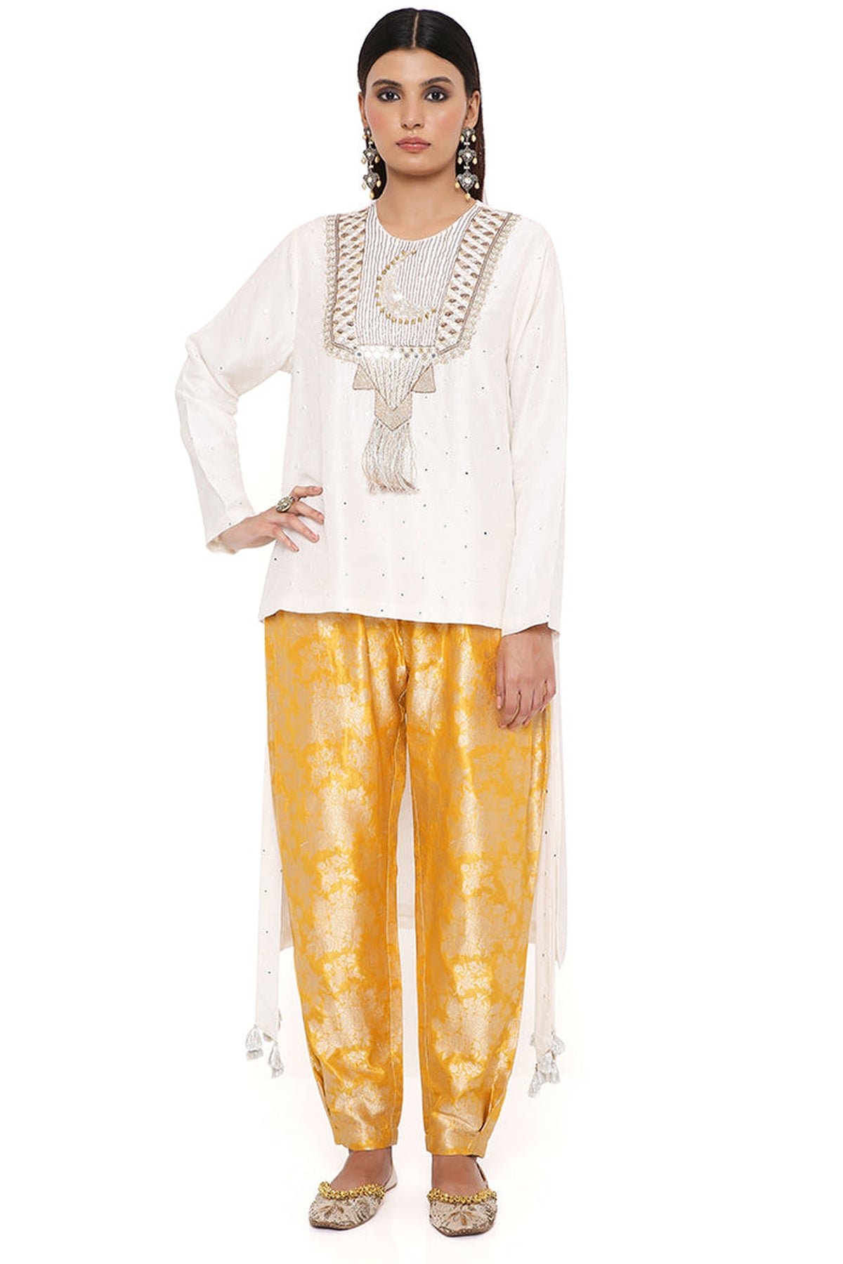 CHAANTARA OFF WHITE ABLA SILK EMBROIDERED HIGH LOW KURTA WITH MUSTARD BROCADE CONSTRUCTED PANTS