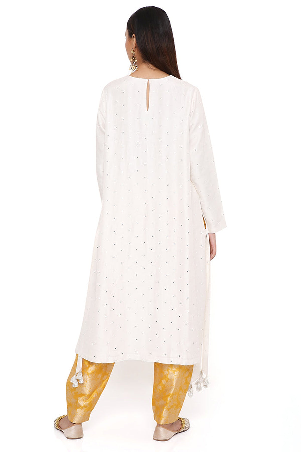 CHAANTARA OFF WHITE ABLA SILK EMBROIDERED HIGH LOW KURTA WITH MUSTARD BROCADE CONSTRUCTED PANTS